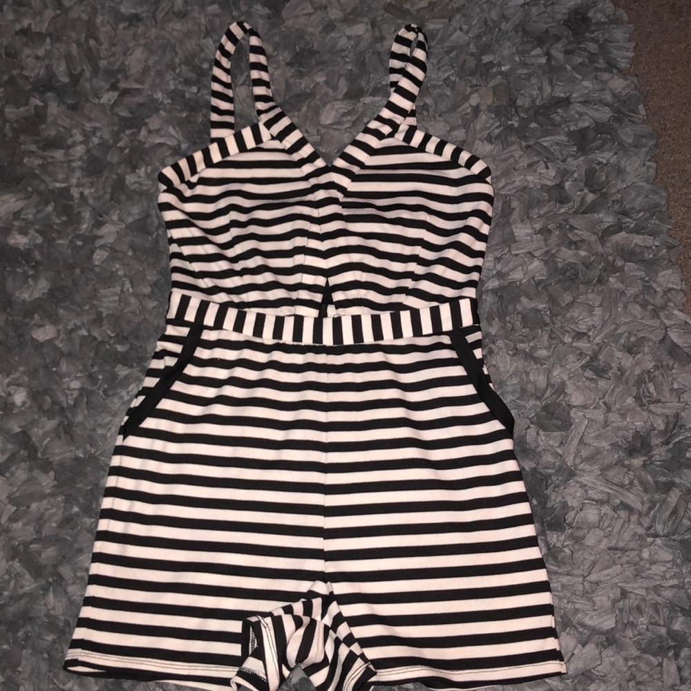 COPY - Nwot black and white bongo romper size small